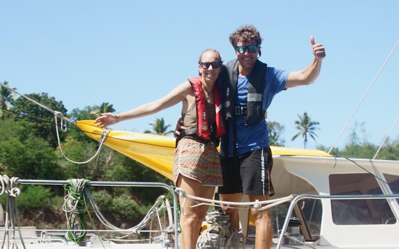 Sander en Yvette bij aankomst op het eiland Hiva Oa in Frans-Polynesië, een paar dagen geleden. Ze waren blij om eindelijk weer aan wal te gaan. 