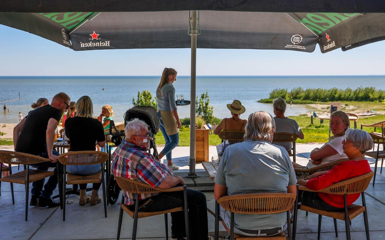Paviljoen ‘t Mar in Mirns (voorheen ‘t Mirnser Klif) is na een grondige verbouwing opnieuw geopend. Paviljoen ‘t Mar in Mirns (voorheen ‘t Mirnser Klif) is na een grondige verbouwing opnieuw geopend.
