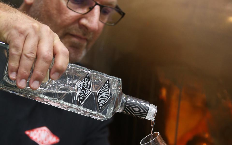 Distillateur Jan Kroese bij de 'gin-ketel' van Boomsma.