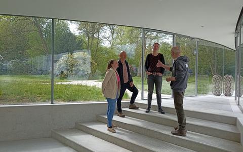 Spelers Kimberly Piek, Jan Tiede Bouma, Catrien van der Molen en regisseur Hans van Buuren (vlnr) in het paviljoen van Park Vijversburg.