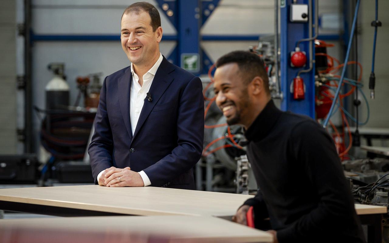 PvdA-lijsttrekker Lodewijk Asscher en raadslid van Súdwest-Fryslân Habtamu de Hoop tijdens de presentatie van het verkiezingsprogramma voor de komende Tweede Kamerverkiezingen. PvdA-lijsttrekker Lodewijk Asscher en raadslid van Súdwest-Fryslân Habtamu de Hoop tijdens de presentatie van het verkiezingsprogramma voor de komende Tweede Kamerverkiezingen.