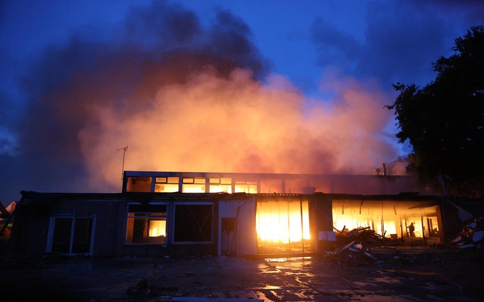 In een voormalige school aan De Wetterwille in Drachten heeft in de nacht van vrijdag op zaterdag een felle brand gewoed.