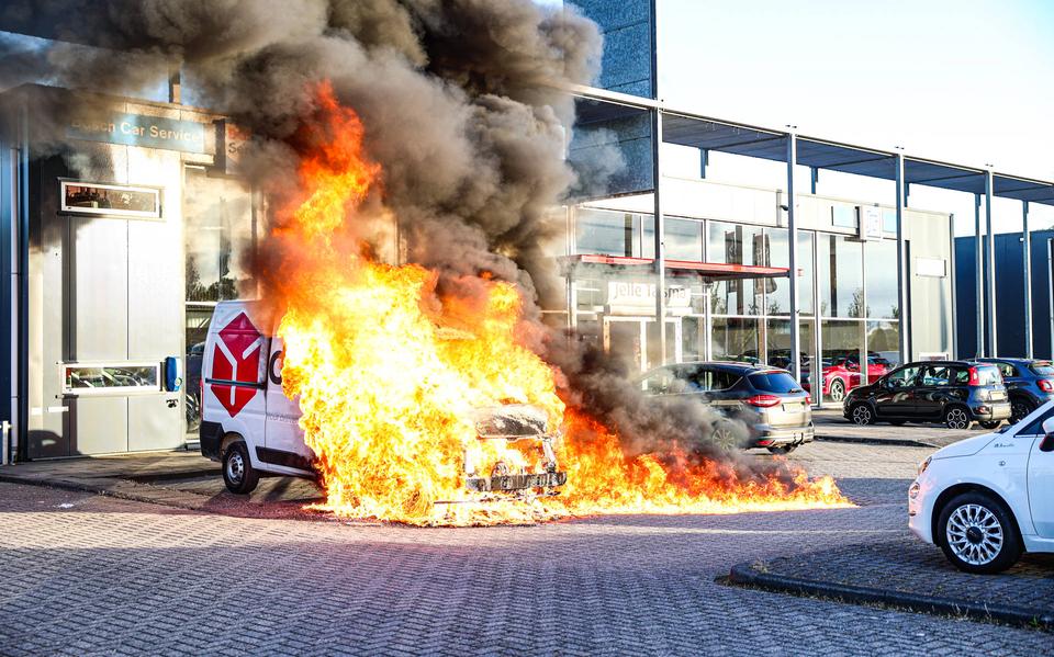 Een bestelbus vatte vlam in Heerenveen