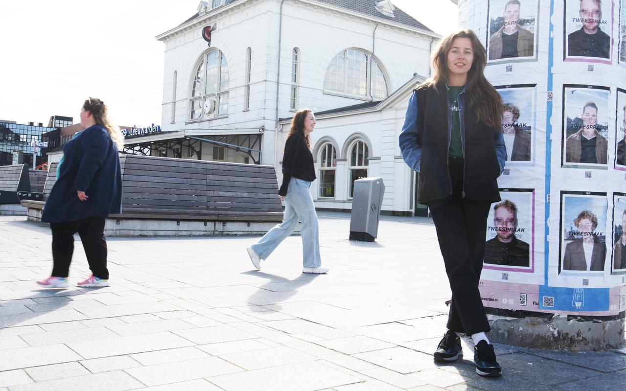 Rianne Hogeveen, Coco de Haas en Céline Wierda (bij de plakzuil), bezig met posters plakken. Rianne Hogeveen, Coco de Haas en Céline Wierda (bij de plakzuil), bezig met posters plakken.