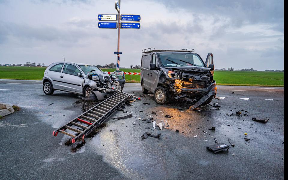 Gewonde Bij Botsing Tussen Personenauto En Busje In Dokkum - Leeuwarder ...