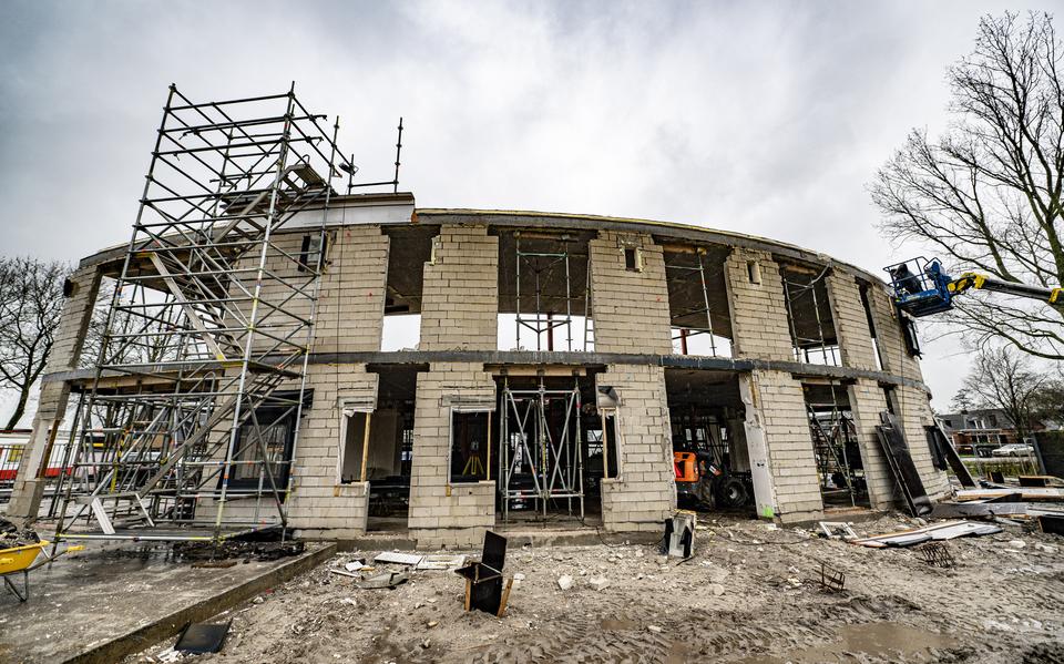 Het voormalige politiebureau aan de Stationsweg in Grou ging in 2018 dicht. Het wordt een woongebouw met de naam 'Het Bureau'. Bouwbedrijf De Vries uit Leeuwarden bouwt er twaalf appartementen en twee penthouses.