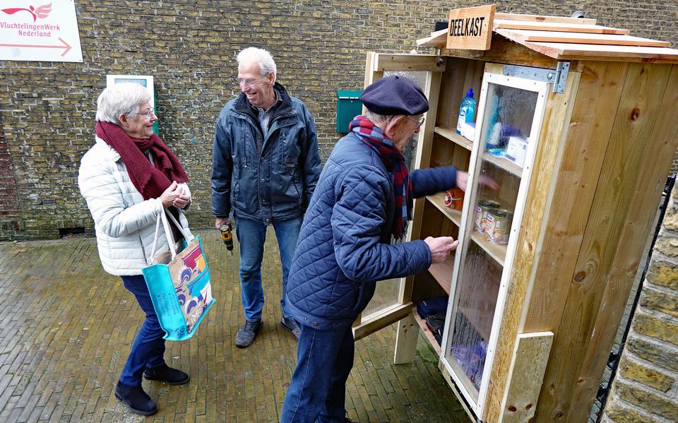 Janny Zijlstra (links) stelt zelf de eerste artikelen beschikbaar. Foto Brenda van Olphen
