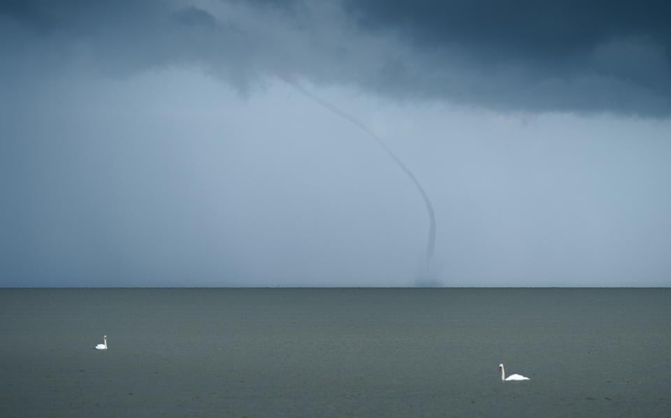 Boven het IJsselmeer, ter hoogte van Hindeloopen, vormde zich maandagavond een waterhoos.