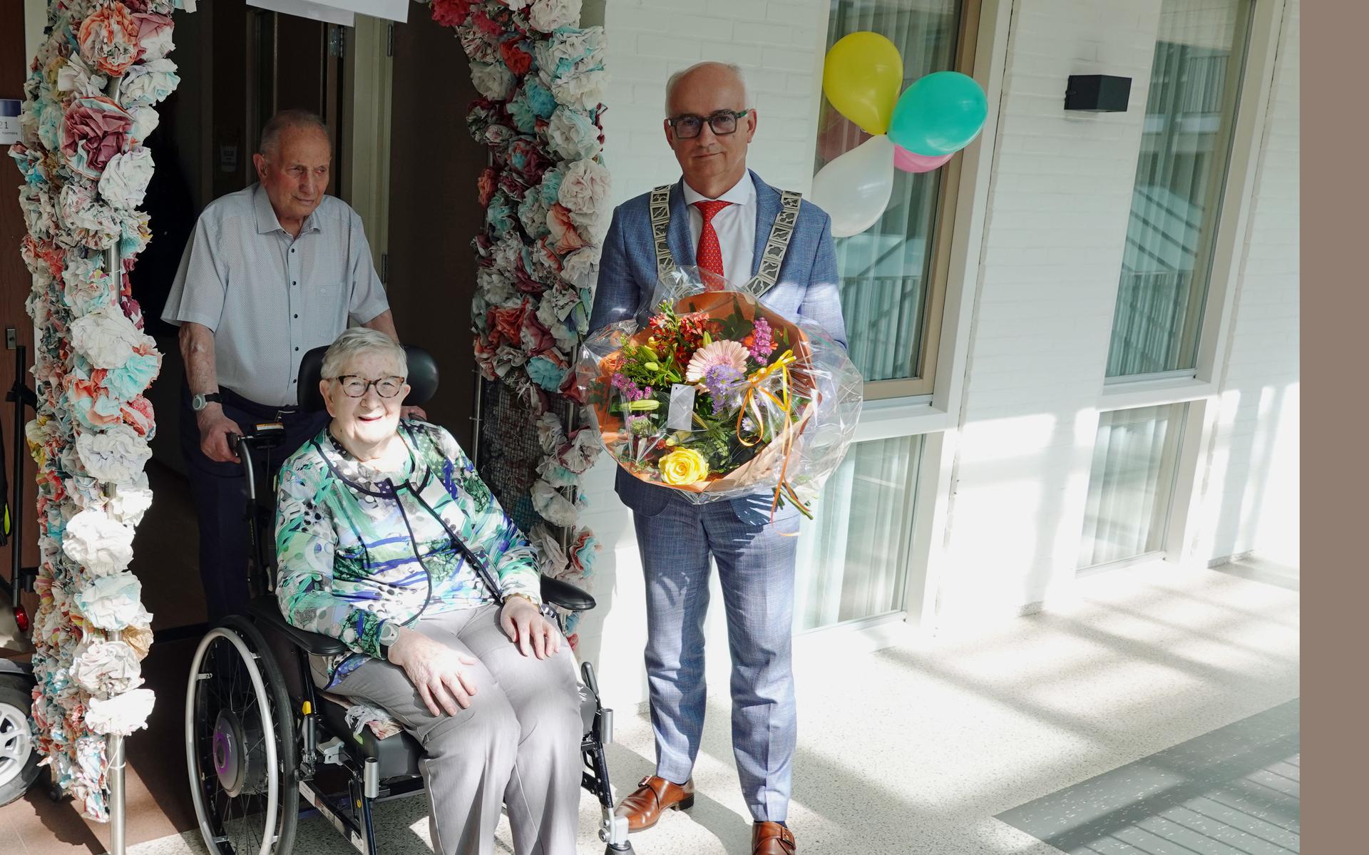 Jappie en Geertje Koornstra uit Joure zijn 65 jaar getrouwd. Burgemeester Fred Veenstra kwam het echtpaar feliciteren namens de gemeente De Fryske Marren