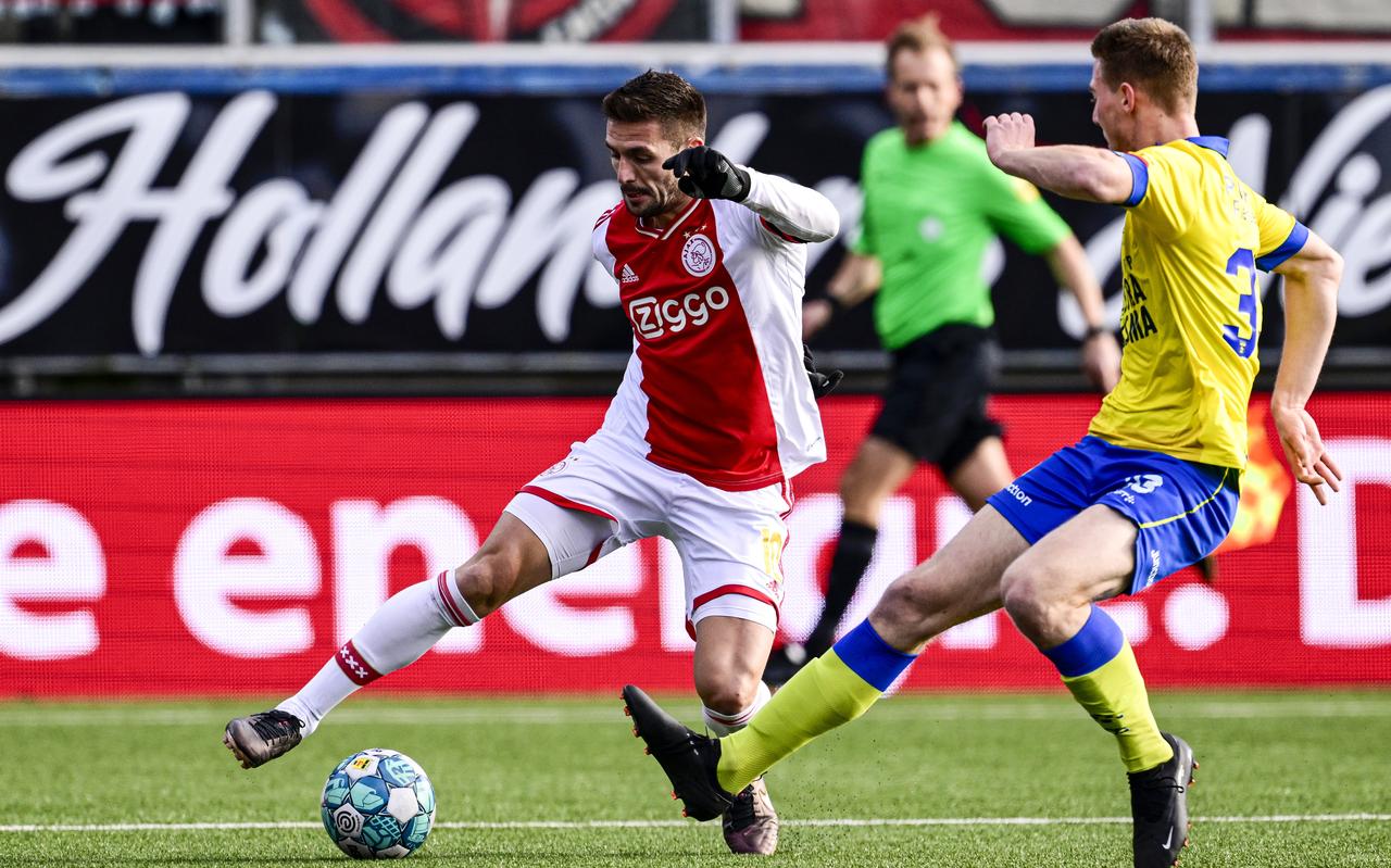 Dusan Tadic aan de bal namens Ajax. Floris Smand schermt af. Dusan Tadic aan de bal namens Ajax. Floris Smand schermt af.
