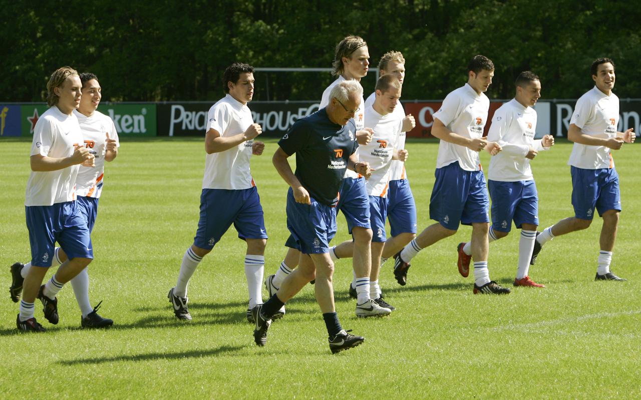 Foppe de Haan doet mee met de warming-up tijdens de eerste training van het olympisch voetbal. 