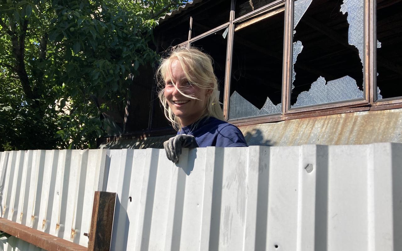 Nynke de Jong deze zomer in Irpin bij het repareren van een schutting die beschadigd is door granaatscherven Nynke de Jong deze zomer in Irpin bij het repareren van een schutting die beschadigd is door granaatscherven