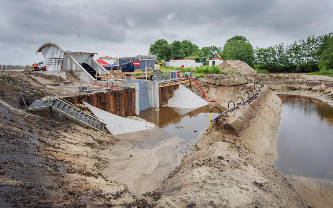 Wetterskip Fryslân bezit meer gemalen dan andere waterschappen. Aan de Slachtedijk bij Ryptsjerk wordt hard gebouwd aan een nieuw poldergemaal. Wetterskip Fryslân bezit meer gemalen dan andere waterschappen. Aan de Slachtedijk bij Ryptsjerk wordt hard gebouwd aan een nieuw poldergemaal.