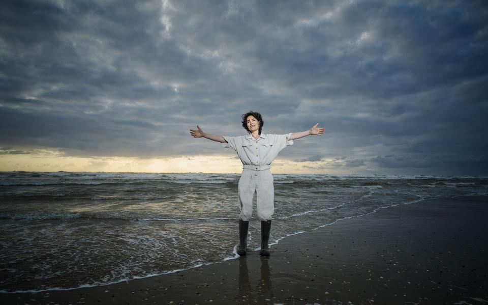Christiane Bosman, directeur van de Ambassade van de Noordzee, op het strand van Wijk aan Zee.
