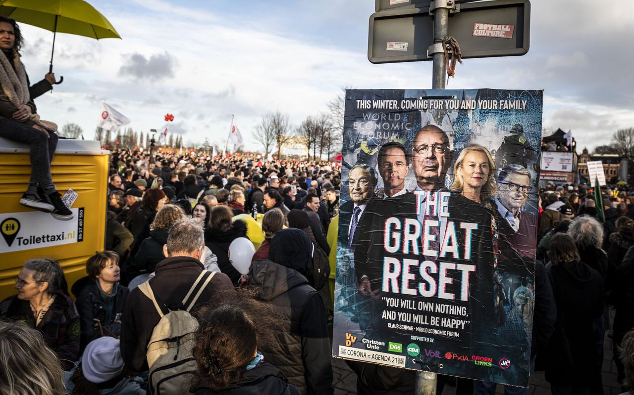 Protest mars in Amsterdam tegen de Coronamaatregelen. De mars liep richting het Westerpark waar ook bijeenkomst plaatsvond van Forum voor Democratie. Protest mars in Amsterdam tegen de Coronamaatregelen. De mars liep richting het Westerpark waar ook bijeenkomst plaatsvond van Forum voor Democratie.