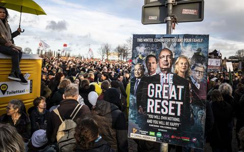 Protest mars in Amsterdam tegen de Coronamaatregelen. De mars liep richting het Westerpark waar ook bijeenkomst plaatsvond van Forum voor Democratie. 