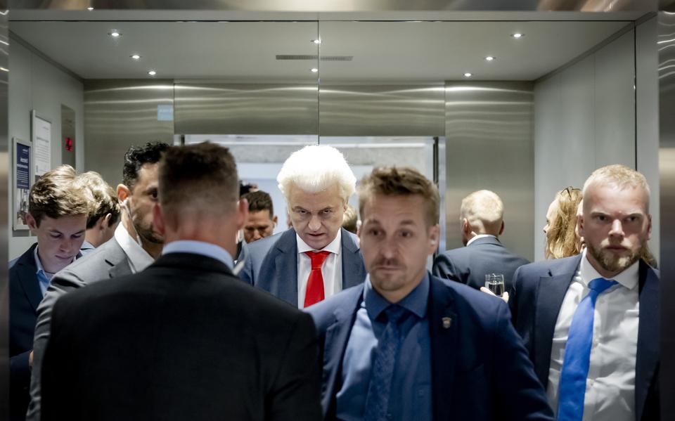 Geert Wilders (PVV) in de lift na afloop van de stemmingen in de Tweede Kamer. 