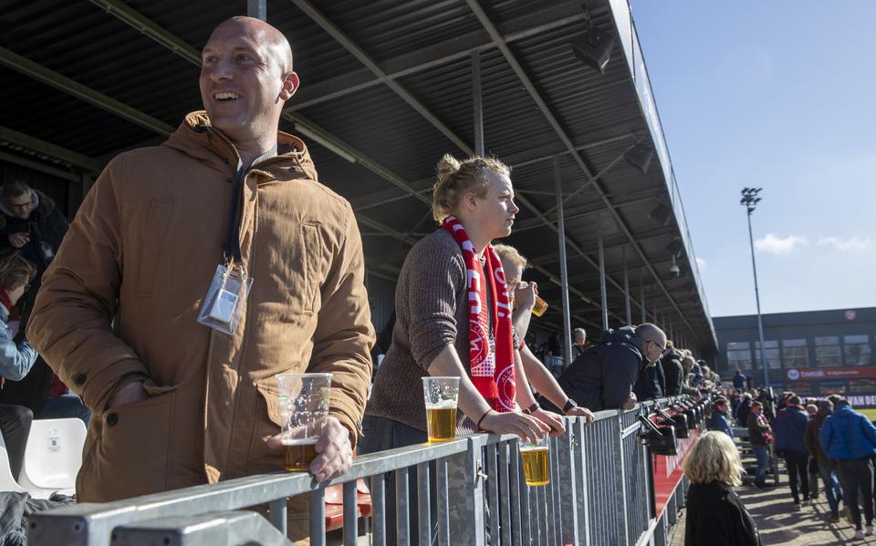 Supporters op de tribune tijdens de voetbalwedstrijd tussen Almere City FC en Cambuur. De wedstrijd valt onder een reeks van proefevenementen waarbij Fieldlab onderzoekt hoe grote evenementen met publiek veilig kunnen plaatsvinden in coronatijd. 