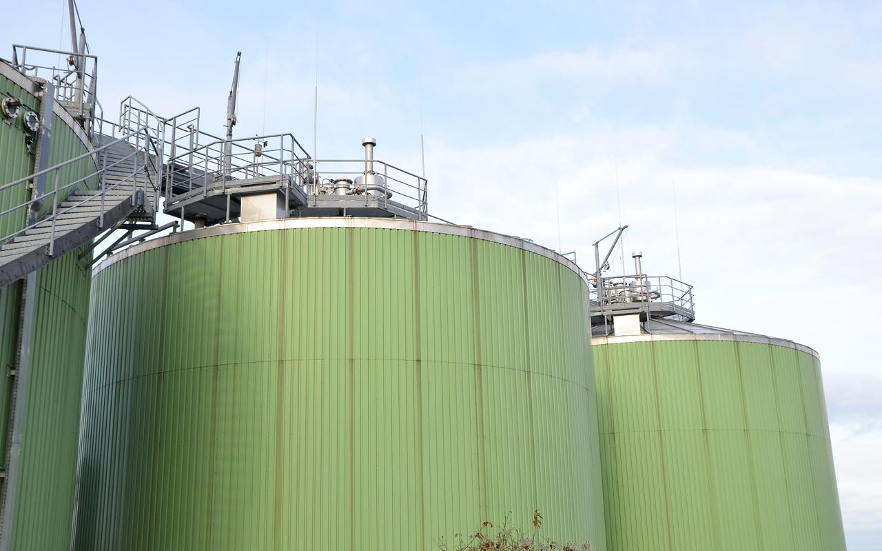Om biogas te maken, moet je afval vergisten in grote silo's. Om biogas te maken, moet je afval vergisten in grote silo's.