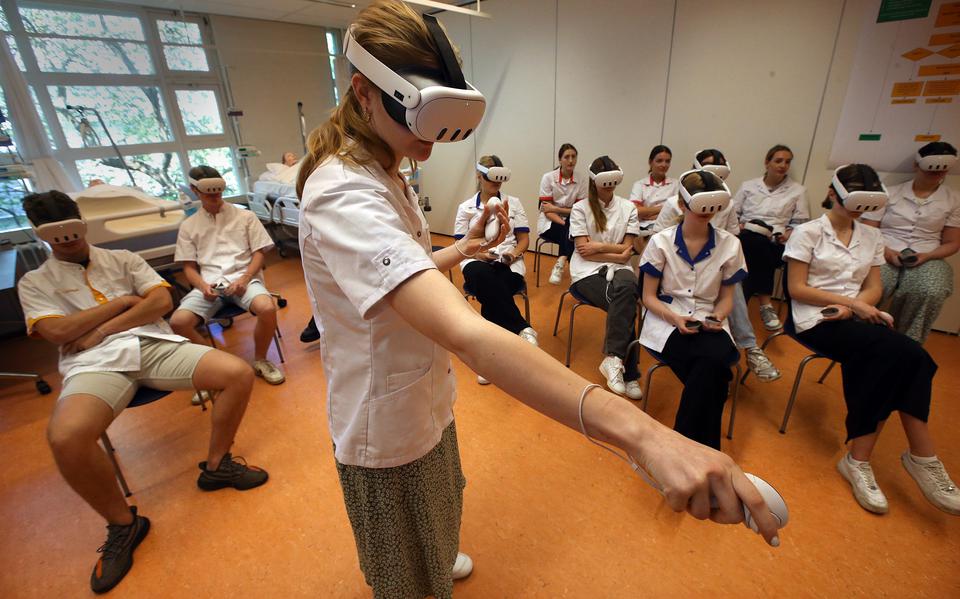 Nynke Zuidema oefent op een virtuele patiënt; haar klasgenoten kijken mee. 