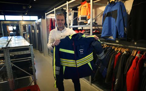 Eigenaar Joop Zijlstra met een jas van Wagenborg.