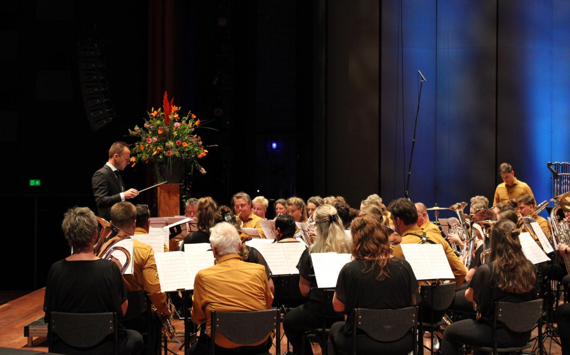 November Winds loeien in Buitenpost rond fanfare Augustinusga