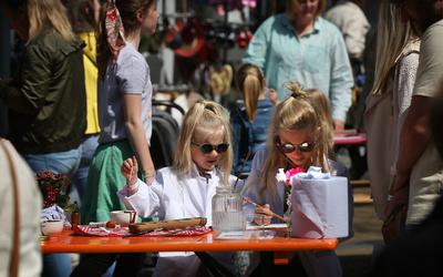 Kinderen doen proefjes tijdens Expeditie Next in Franeker, het wetenschapsfestival voor kinderen.