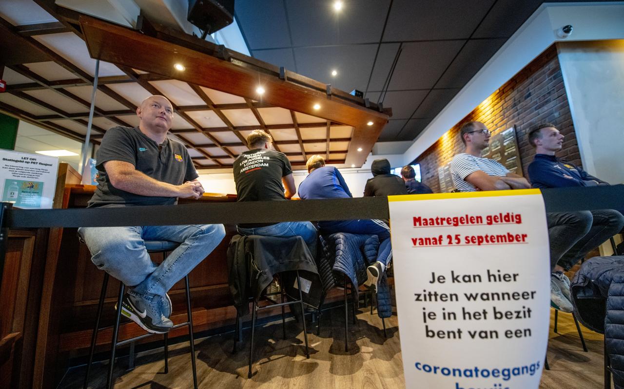 Vrijwilliger Renze Petersohn in de kantine van Frisia. Vrijwilliger Renze Petersohn in de kantine van Frisia.