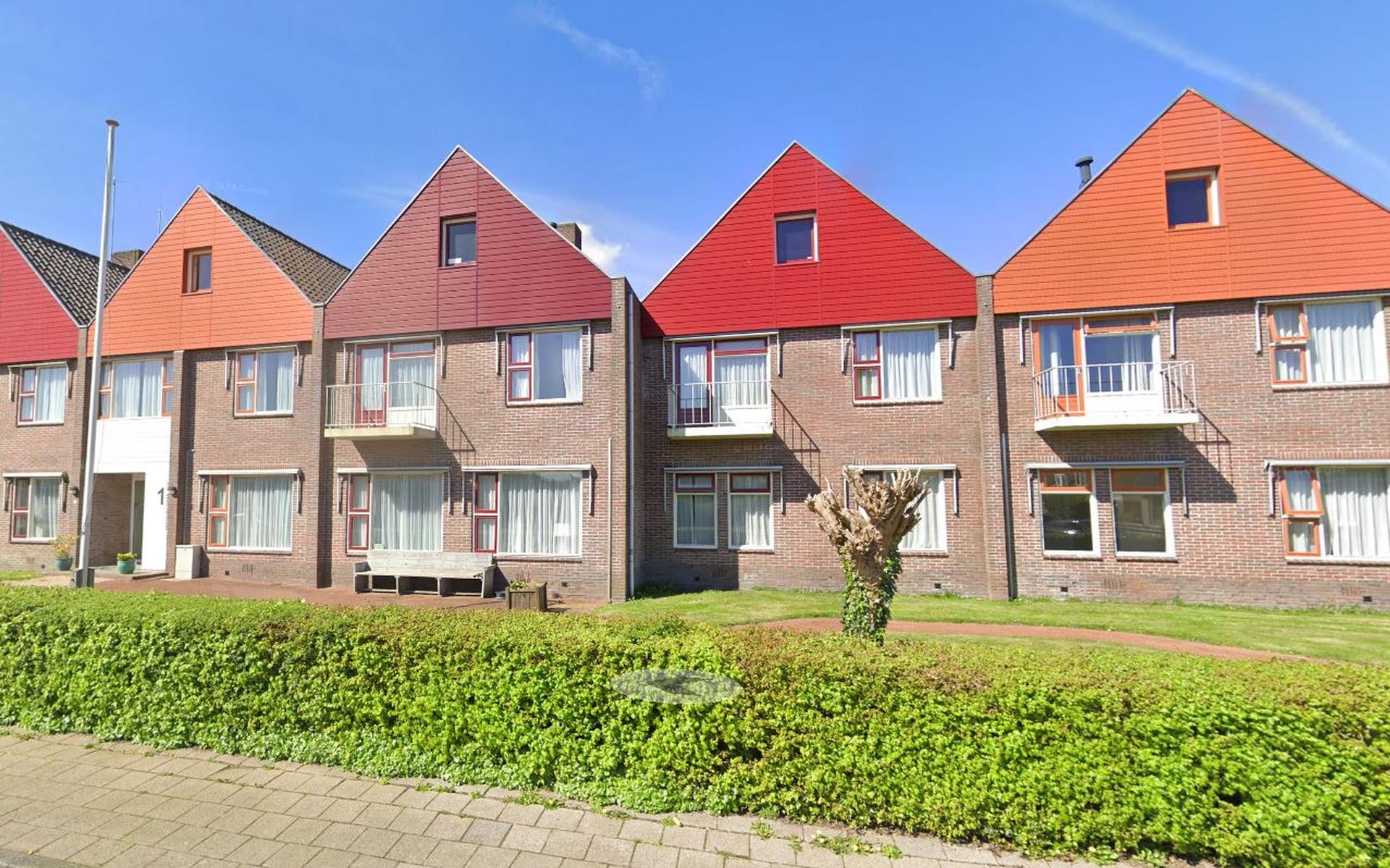 Sloop Nij Ylostins in IJlst nadert. Oekraïense vluchtelingen verhuizen daarom naar Sneek