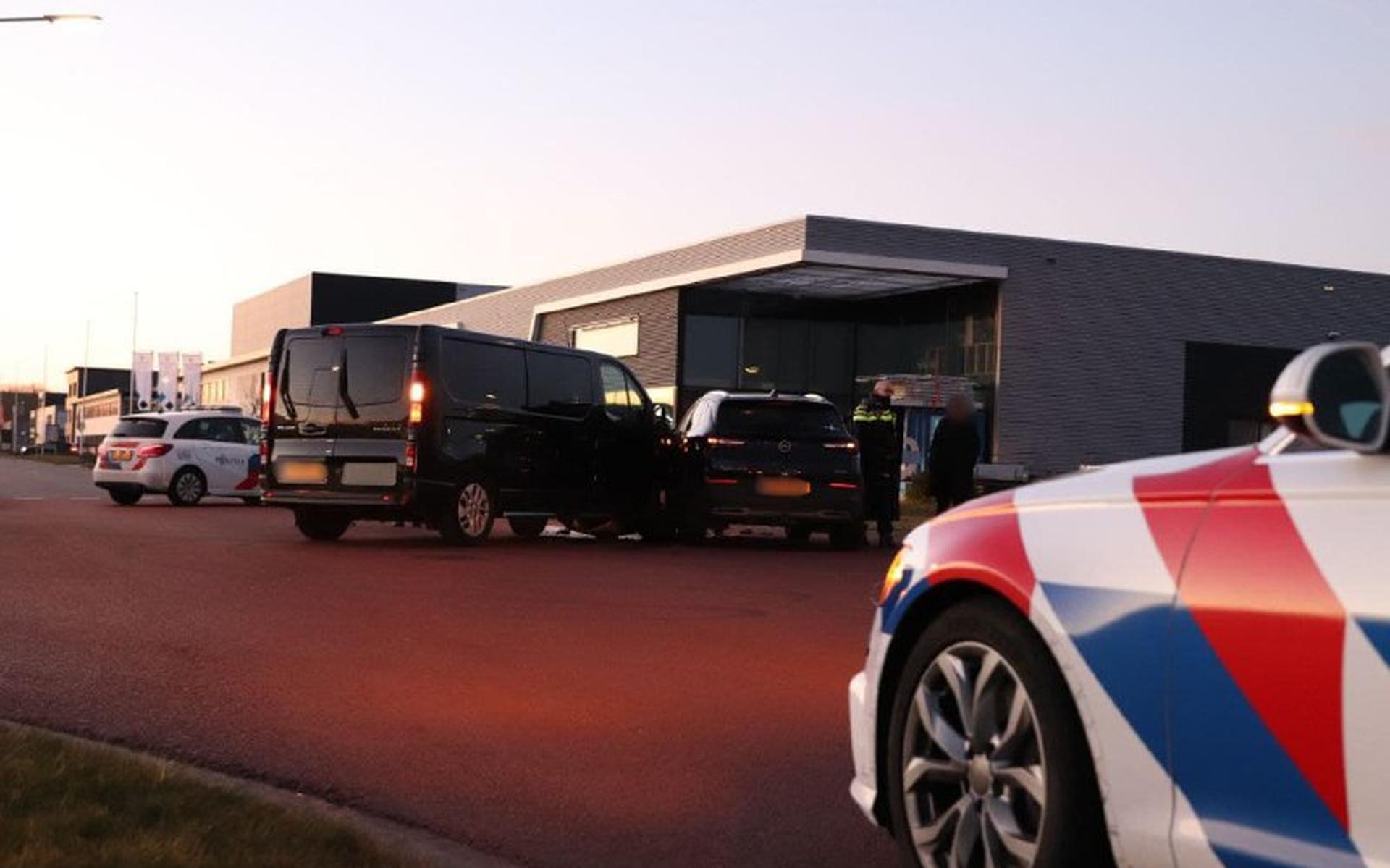 Botsing in Sneek: automobilisten behandeld door ambulancepersoneel - Leeuwarder Courant