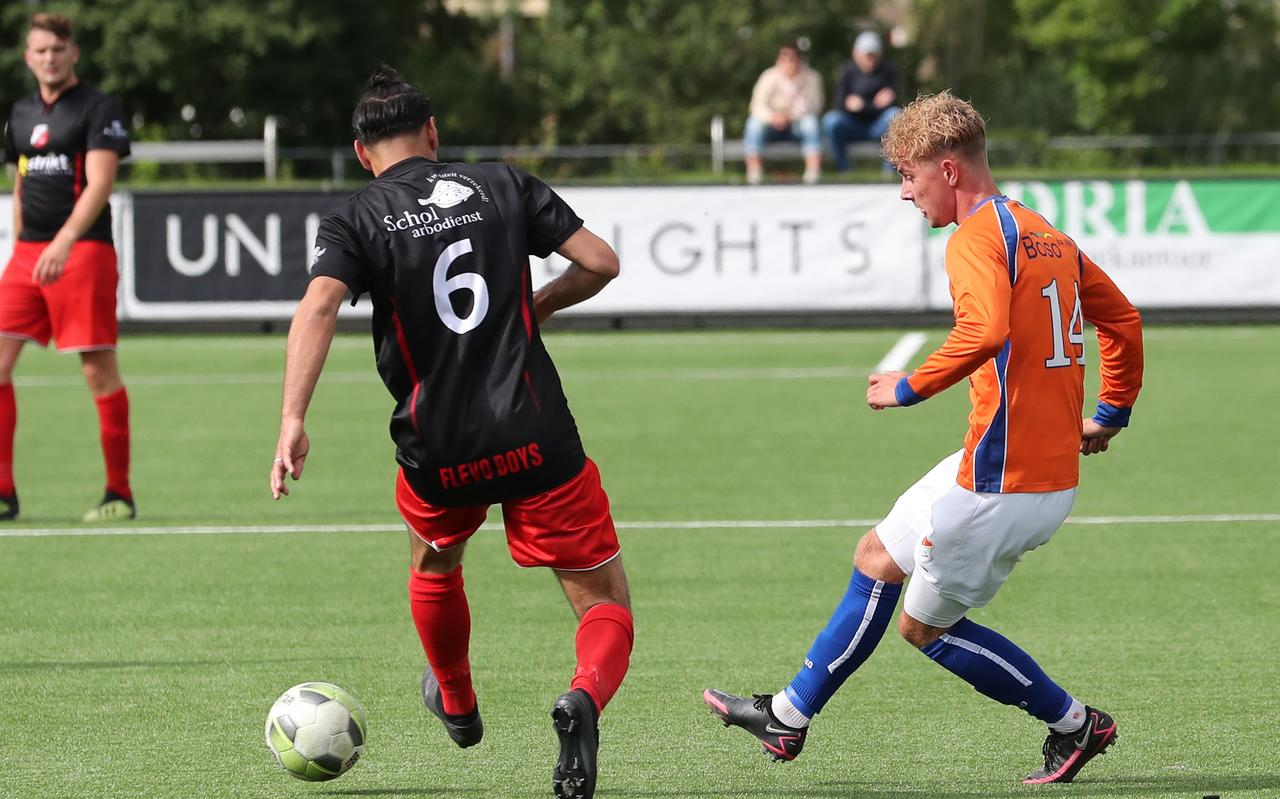 Mark Westra troeft Flevo Boys-speler Said Hassan (6) af. Mark Westra troeft Flevo Boys-speler Said Hassan (6) af.