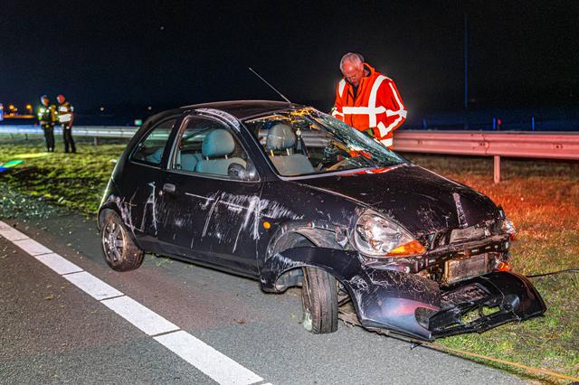 LIVE | Auto slaat over de kop op A7 bij Heerenveen & gewonde na autobrand bij autobedrijf Oudehorne