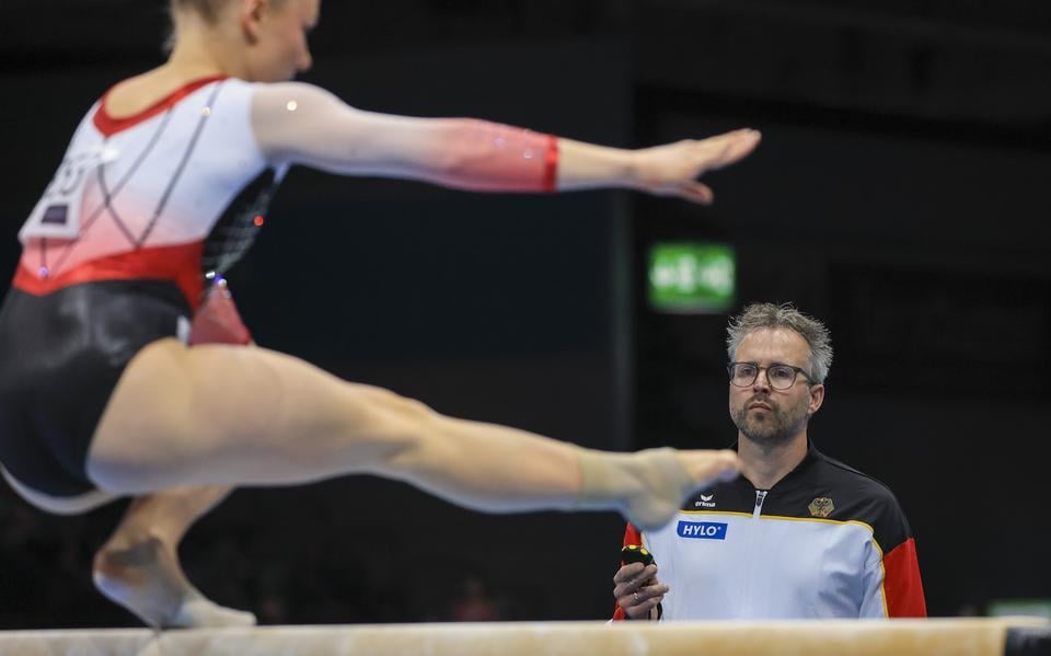 Als bondscoach van de Duitse turnsters volgt Gerben Wiersma op het EK de verrichtingen van Lea Marie Quaas tijdens haar balkoefening.