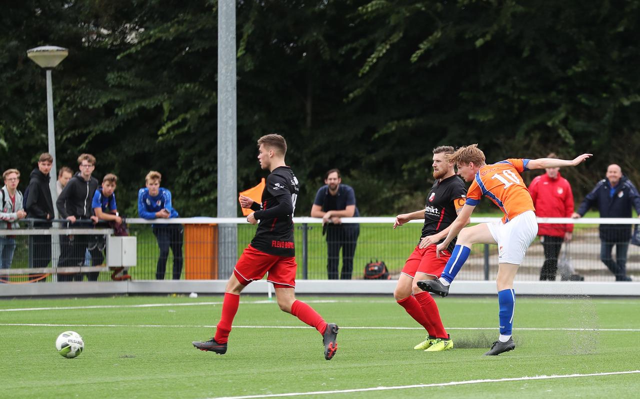 Han van Dijk schiet de 4-2 binnen. Han van Dijk schiet de 4-2 binnen.