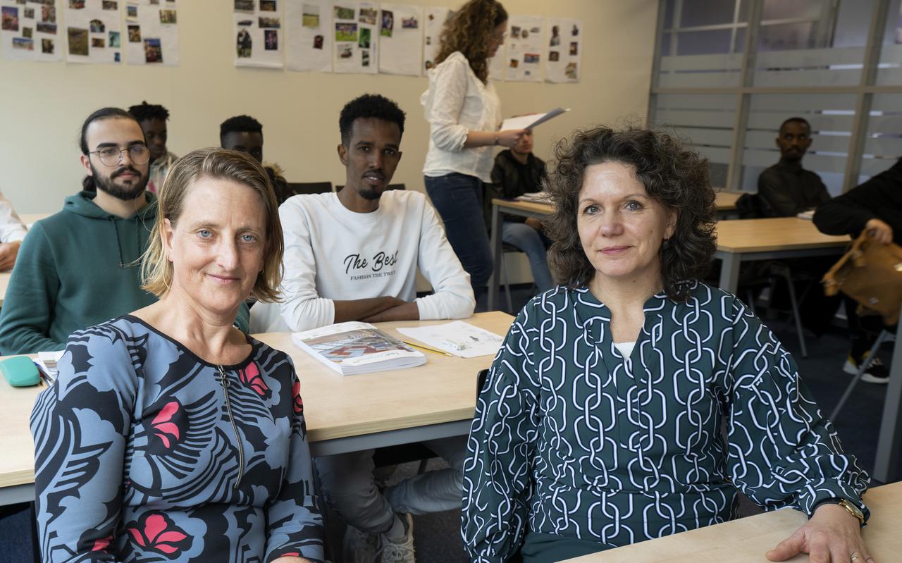 Alice Muller, bestuurslid van Firda, (links) en wethouder Nathalie Kramers zitten in de klas waar statushouders de onderwijsroute volgen.