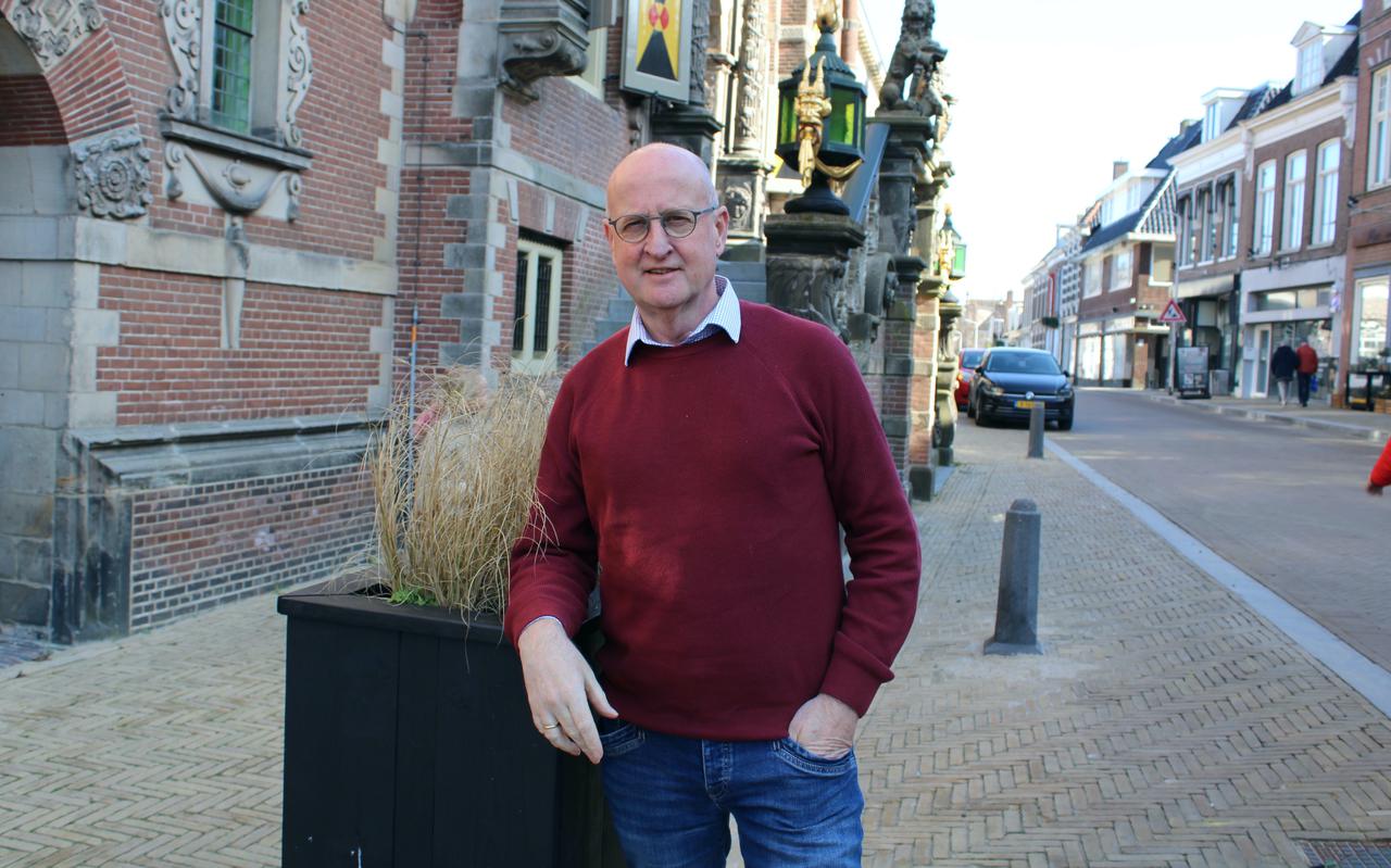 Gemeente-archivaris Jack de Vries van Súdwest Fryslân poseert voor cultuurhistorisch centrum De Tiid in Bolsward: de plek waar kilometers aan archieven worden bewaard.