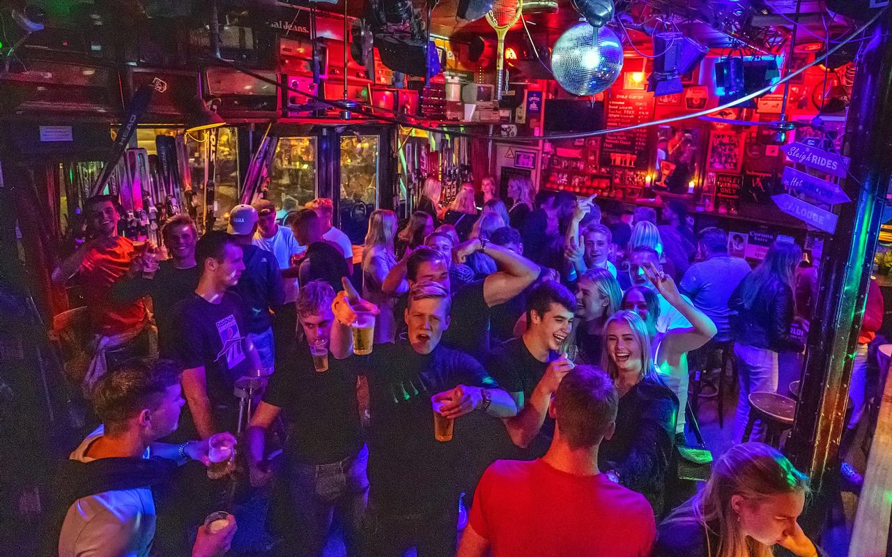 Drukte in café De Blauwe Kater in Heerenveen, daags voor de anderhavemeterregel vervalt. Drukte in café De Blauwe Kater in Heerenveen, daags voor de anderhavemeterregel vervalt.