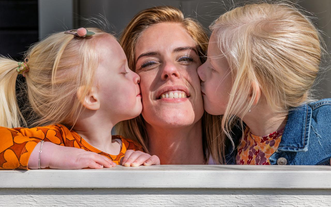 Fenna Zeinstra met haar kinderen Nova (links) en Liv. Fenna Zeinstra met haar kinderen Nova (links) en Liv.