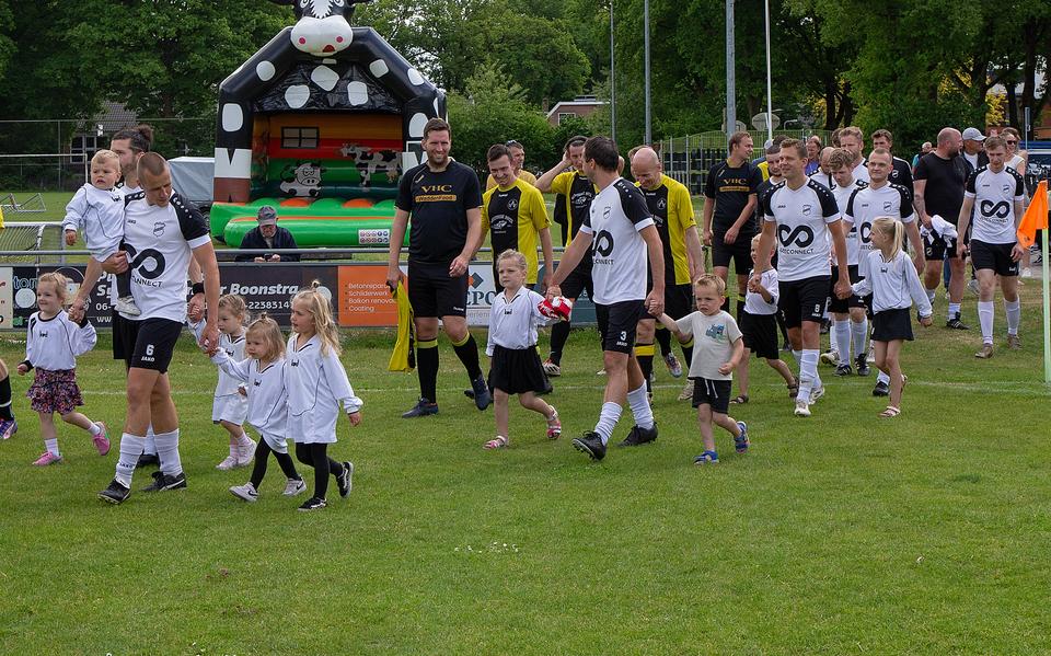 De voetbalvaders van Sport Vereent met voorop Joeri Arndt komen met hun kinderen het veld op voor het thuisduel met AVV. 