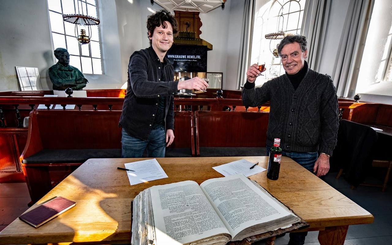 Biograaf Johannes Keekstra en uitgever Louw Dijkstra (rechts) proosten onder toeziend oog van Piet Paaltjens’ buste in het kerkje van het Friese Foudgum. Biograaf Johannes Keekstra en uitgever Louw Dijkstra (rechts) proosten onder toeziend oog van Piet Paaltjens’ buste in het kerkje van het Friese Foudgum.