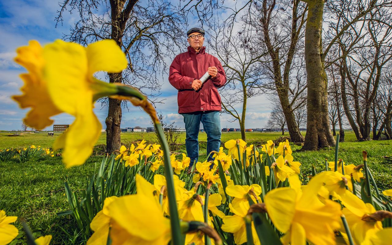 Hans Nieuwenhuijsen met het Landschapsplan in de hand op een terp van een gesloopte boerderij richting Sneek
Hans Nieuwenhuijsen met het Landschapsplan in de hand op een terp van een gesloopte boerderij richting Sneek