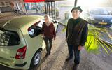 Tineke (74) en broer Minze van den Akker (72) in de showroom van het autobedrijf dat ze vijftig jaar gerund hebben. 