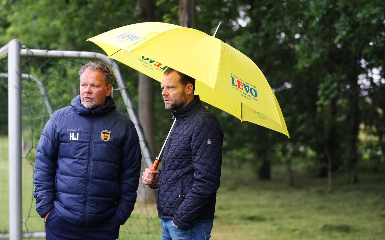 Technisch directeur Gerald van den Belt (rechts) in overleg met Henk de Jong. Technisch directeur Gerald van den Belt (rechts) in overleg met Henk de Jong.