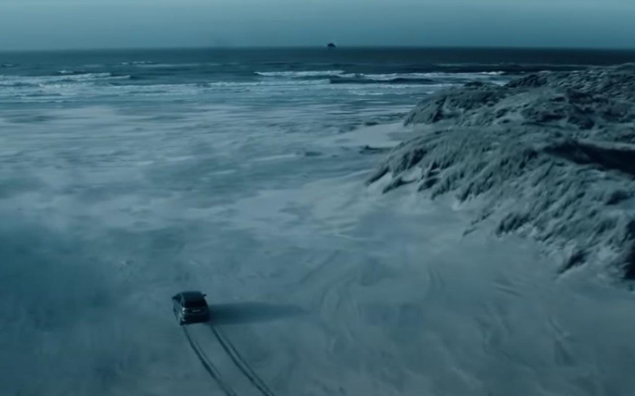 Een still uit de video. Een still uit de video.