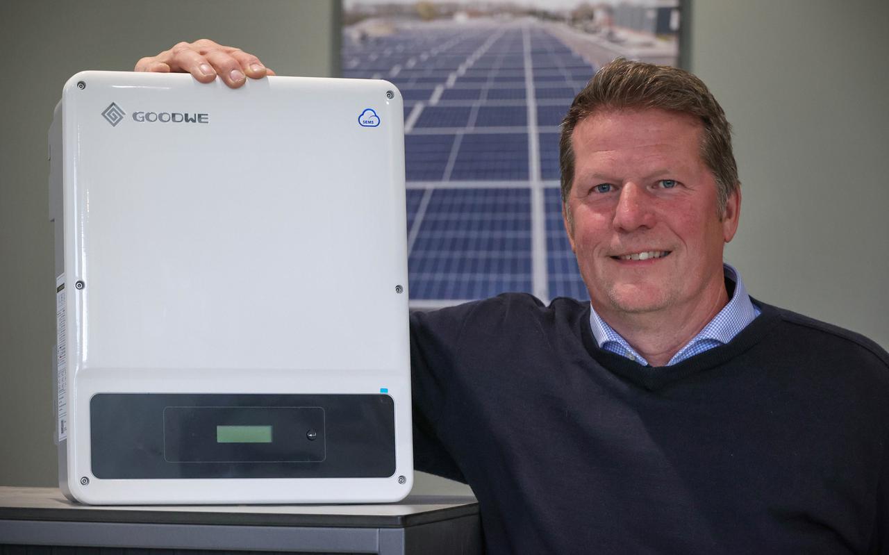 Directeur Jan de Jong van Free Sun Solar met een omvormer voor zonnepanelen.