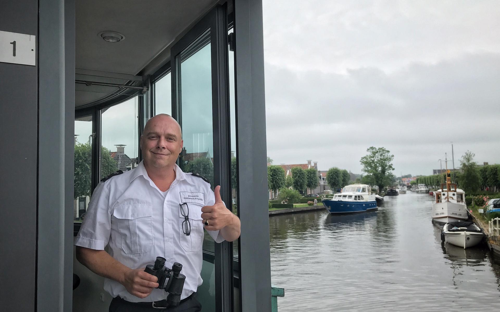Brugwachten is méér dan knopjes drukken volgens brugwachter Louis de Vos in IJlst