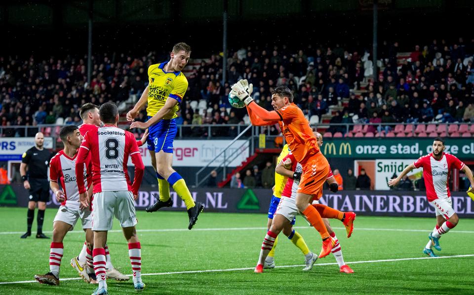 Floris Smand probeert te scoren tegen FC Emmen, maar keeper Mickey van der Hart redt. 
