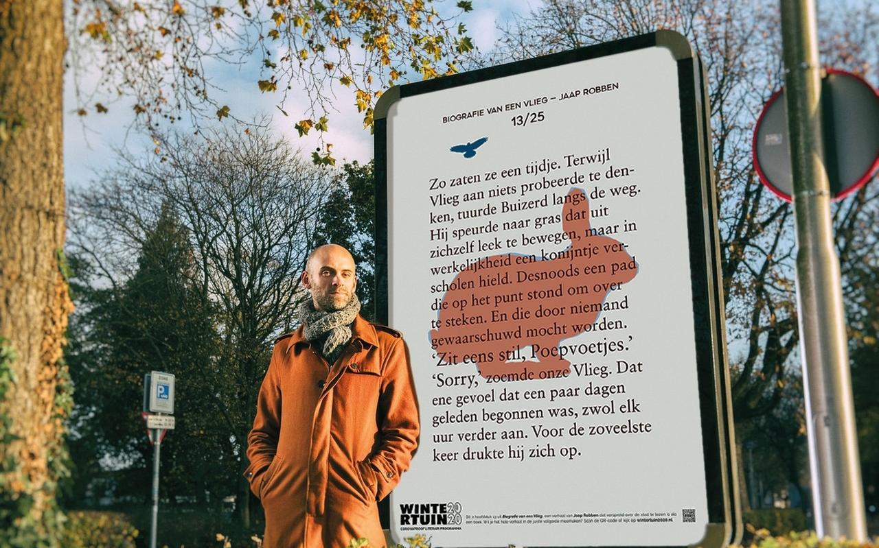 Jaap Robben bij een hoofdstuk uit zijn 'wandelvertelling' Biografie van een vlieg, in Nijmegen. Jaap Robben bij een hoofdstuk uit zijn 'wandelvertelling' Biografie van een vlieg, in Nijmegen.