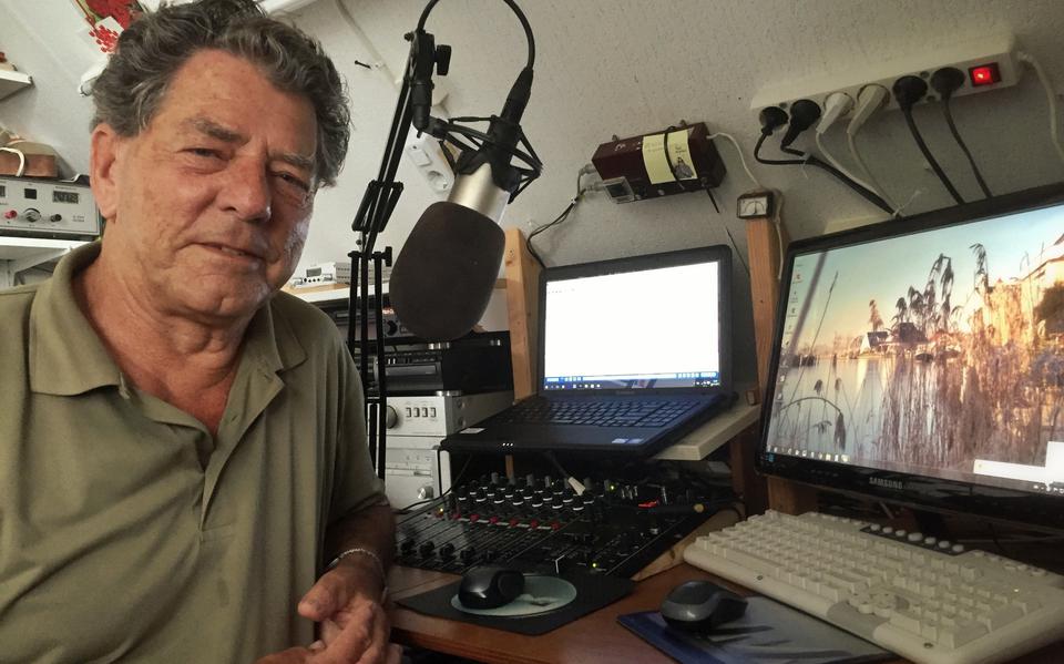 Romke Kroondijk maakt al jaren programma's voor Radio Spannenburg, maar vreest straks luisteraars te verliezen. Foto archief LC