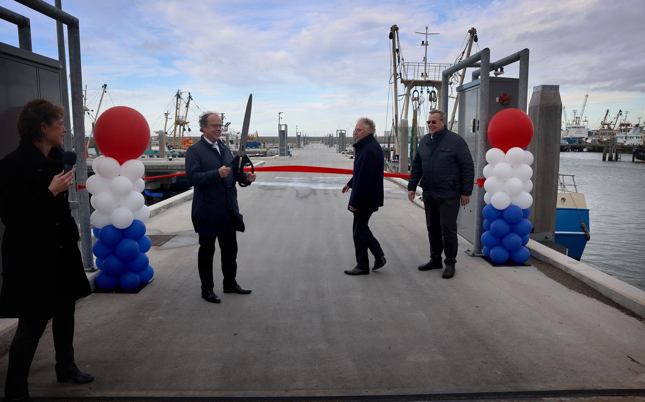 Gedeputeerde Friso Douwstra opent de zaagtandsteiger in de Nieuwe Vissershaven, samen met directeur Paul Pot van Port of Harlingen (midden) en directeur Teun Visser van Visafslag Urk.